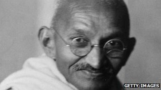 Elárverezik Gandhi egyik szemüvegét