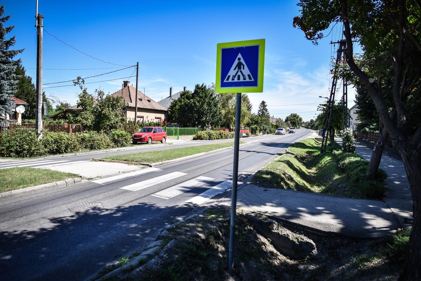 Jobban látható táblákkal jelzi a gyalogátkelőket a Magyar Közút