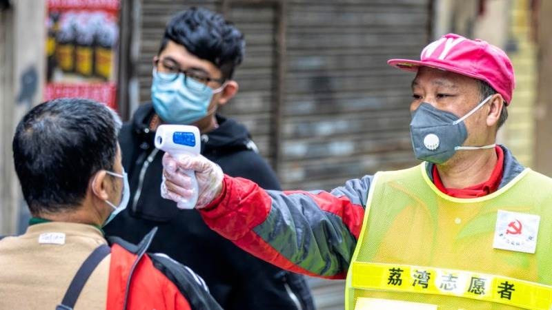 Két COVID-fertőzött miatt lezártak egy egész várost Kínában