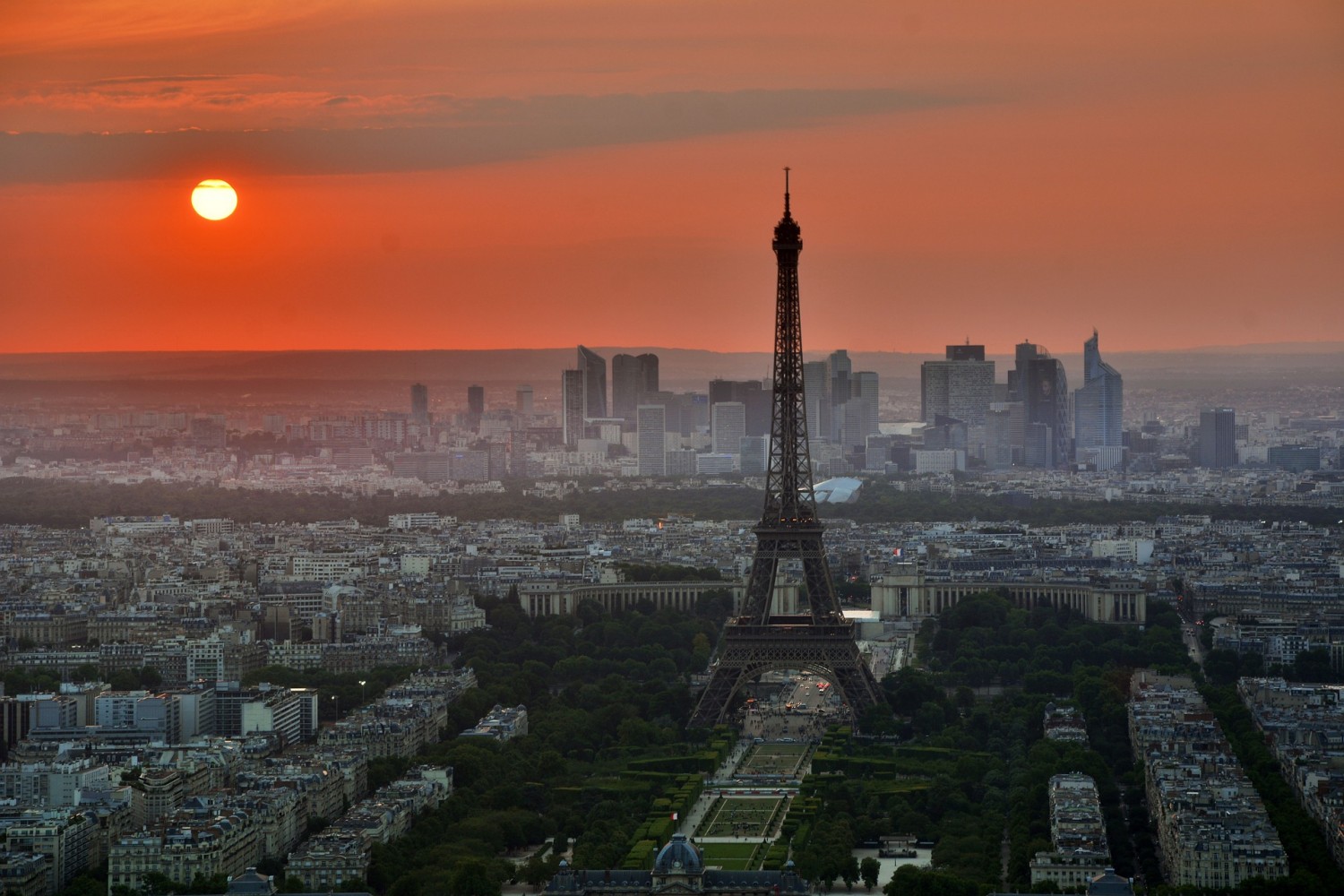  Bombariadó miatt kiürítették az Eiffel-tornyot