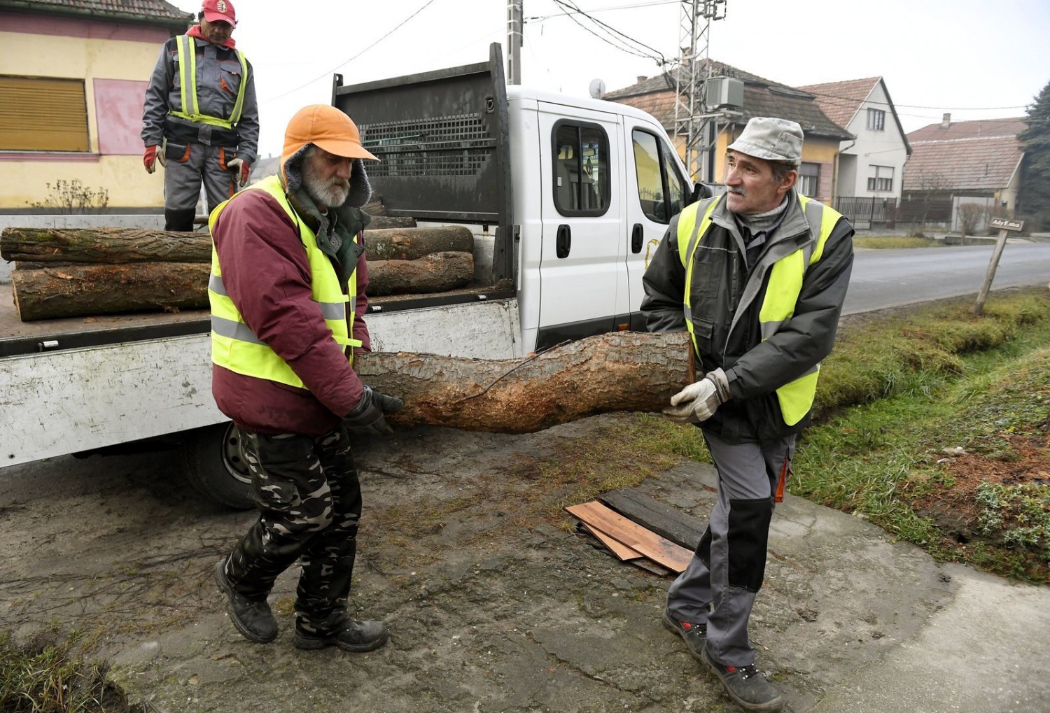 Ötmilliárd forint szociális tűzifára és szénre