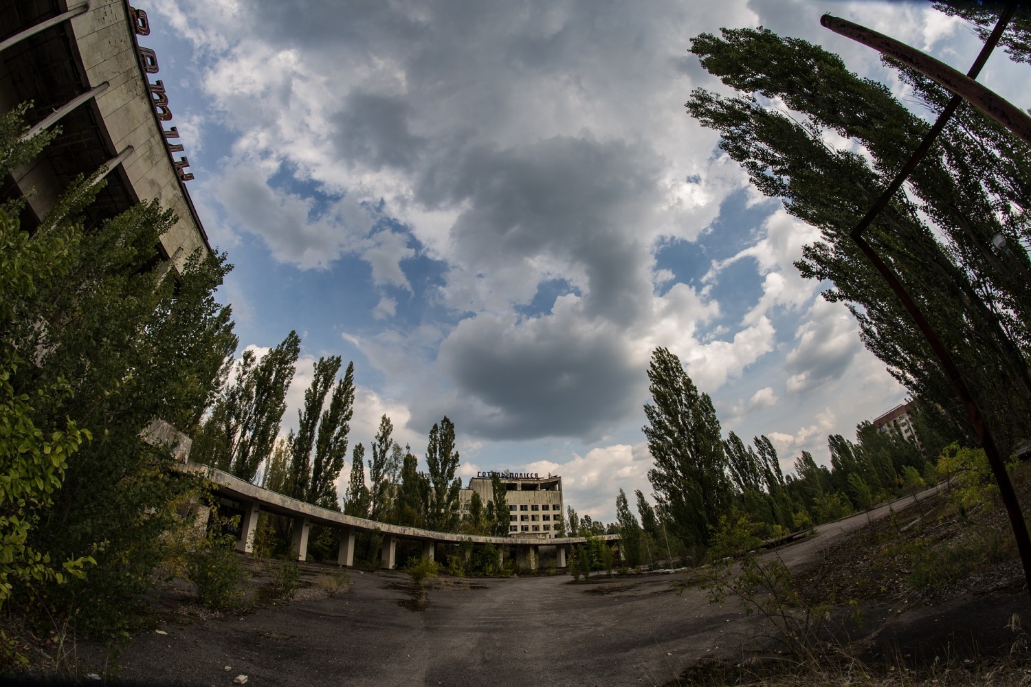 Szuperokos robotkutya szimatol Csernobilban