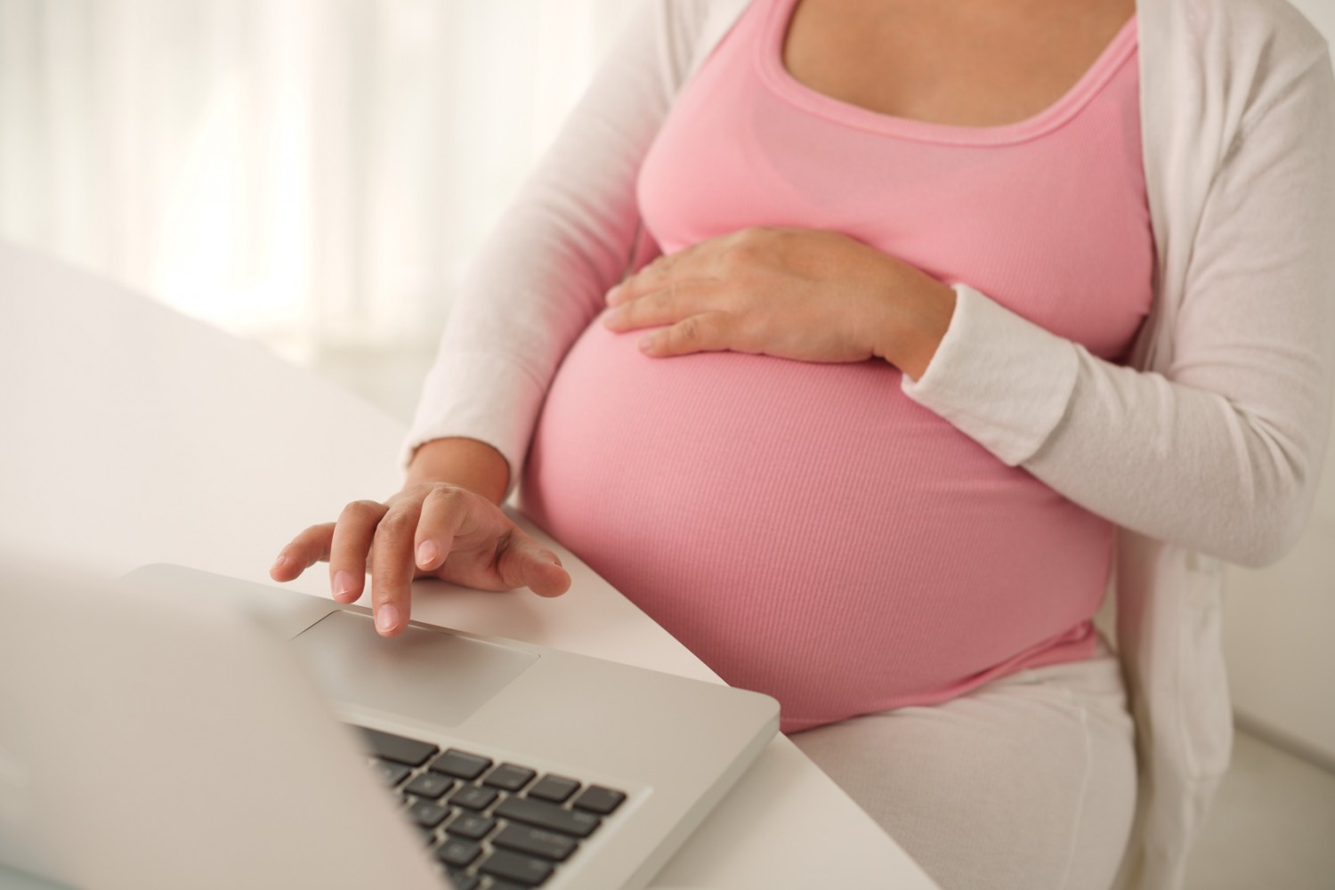Online szülni még nem kell, de tanítják a Szent János Kórházban