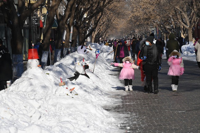 Hóemberek leptek el egy kínai utcát