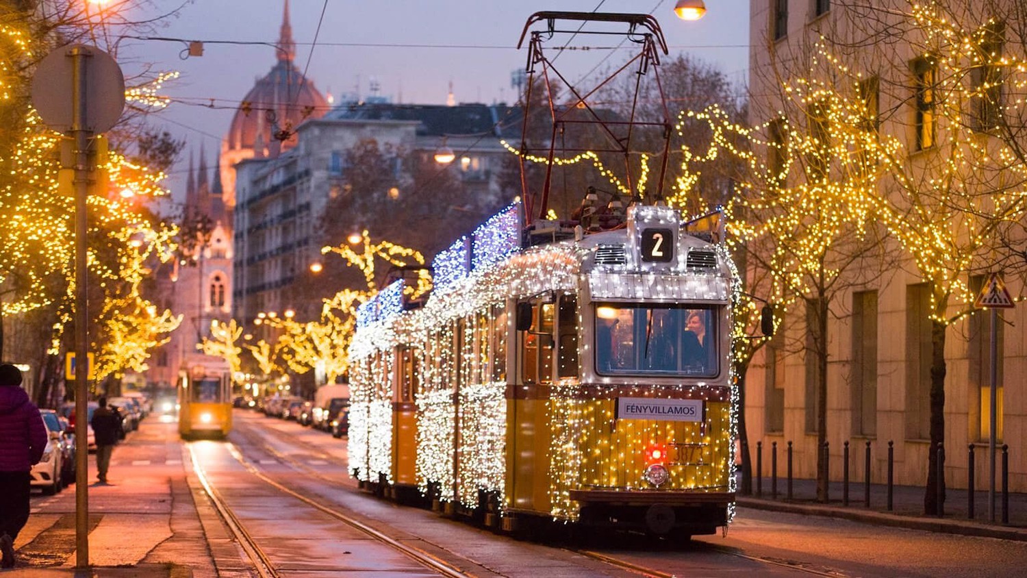 Újra közlekedik Budapesten az adventi Fényvillamos