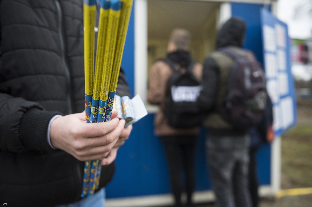 A kereskedők nyakán maradhat a tűzijáték