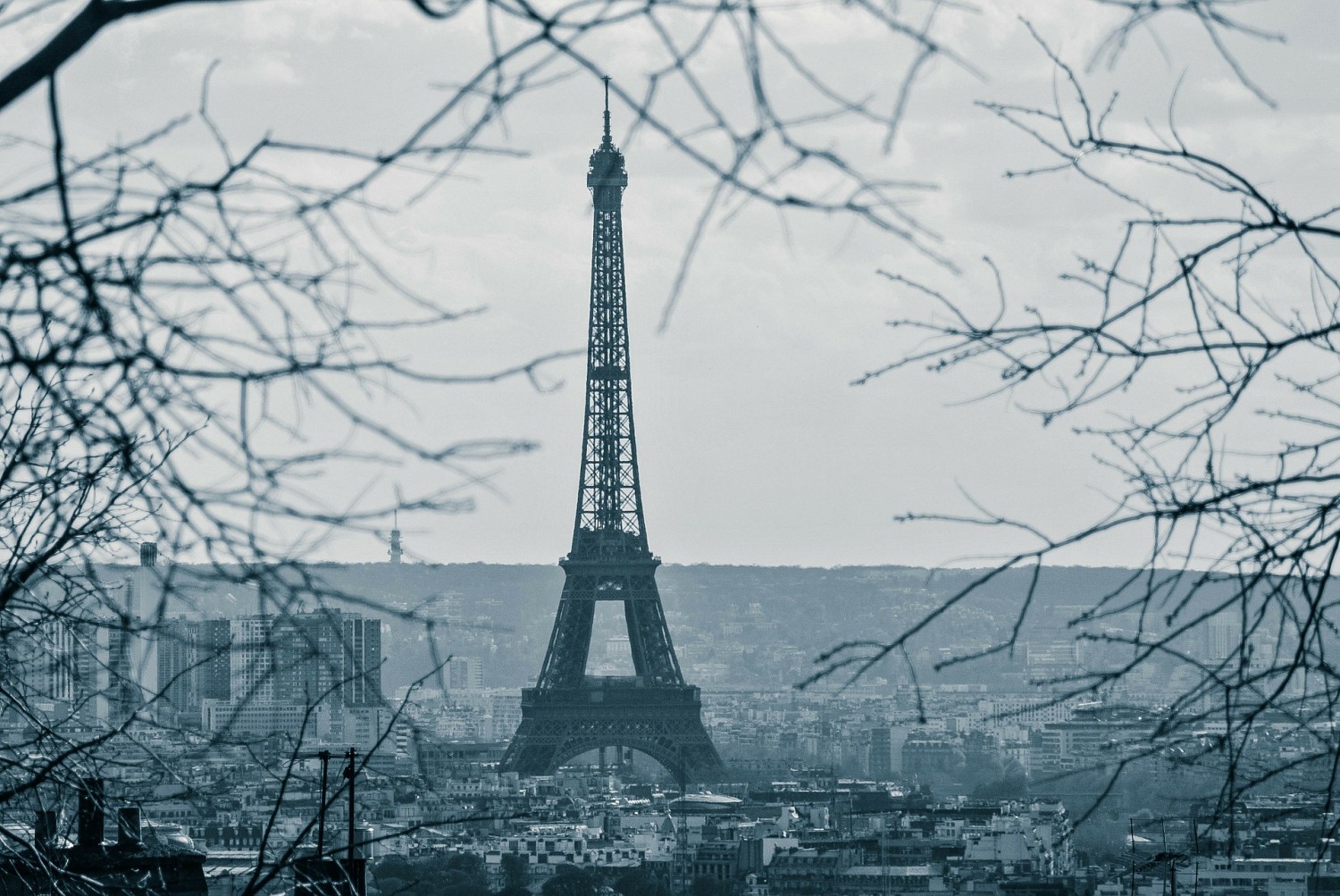Elhalasztották határozatlan időre a párizsi Eiffel-torony újranyitását