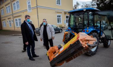 Új kistraktort vásárolt Csapi község a Magyar Falu Programon elnyert támogatásból