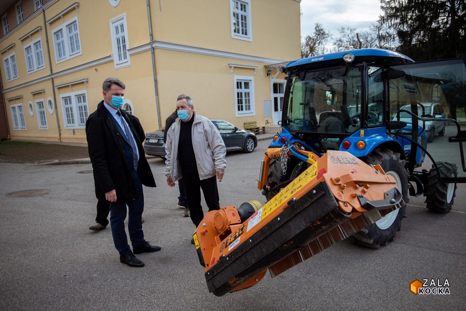 Új kistraktort vásárolt Csapi község a Magyar Falu Programon elnyert támogatásból