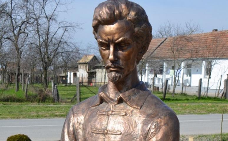 Megrongálták Petőfi Sándor horvátországi mellszobrát