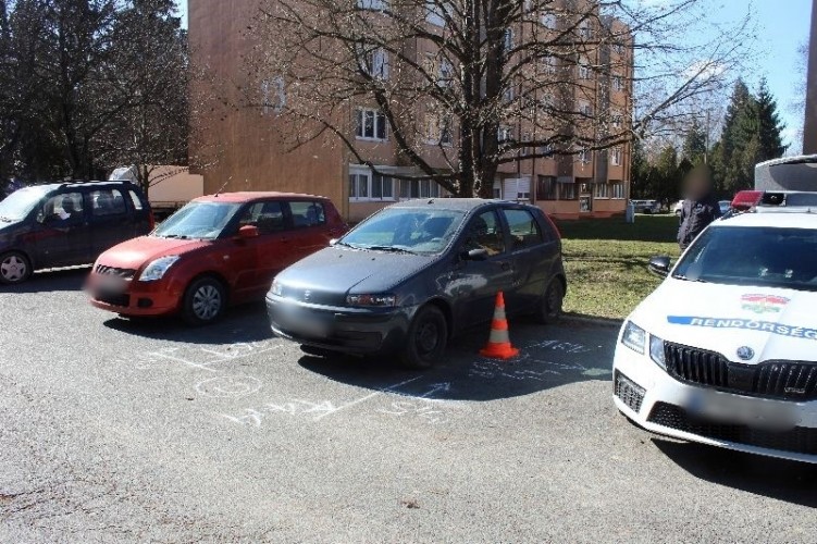 Parkolóban rongáltak meg egy személyautót Kanizsán