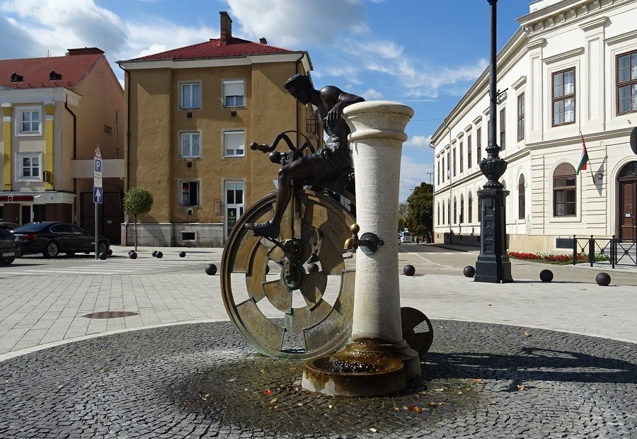 Kossuth-díjat kapott a Testvérvárosok kútjának alkotója