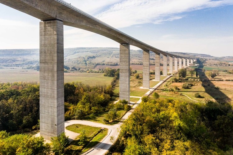 Európa első női hídmestere felel az ország leghosszabb hídjáért