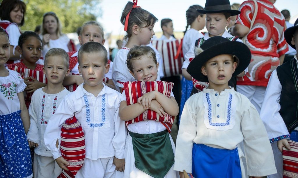 „Hadd libbenjen, csörrenjen, perdüljön vagy kopogjon”