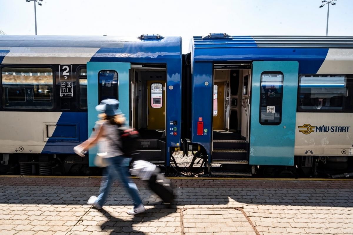 A MÁV, a MÁV-HÉV és a Volánbusz peronjain már nem kötelező a maszkviselés
