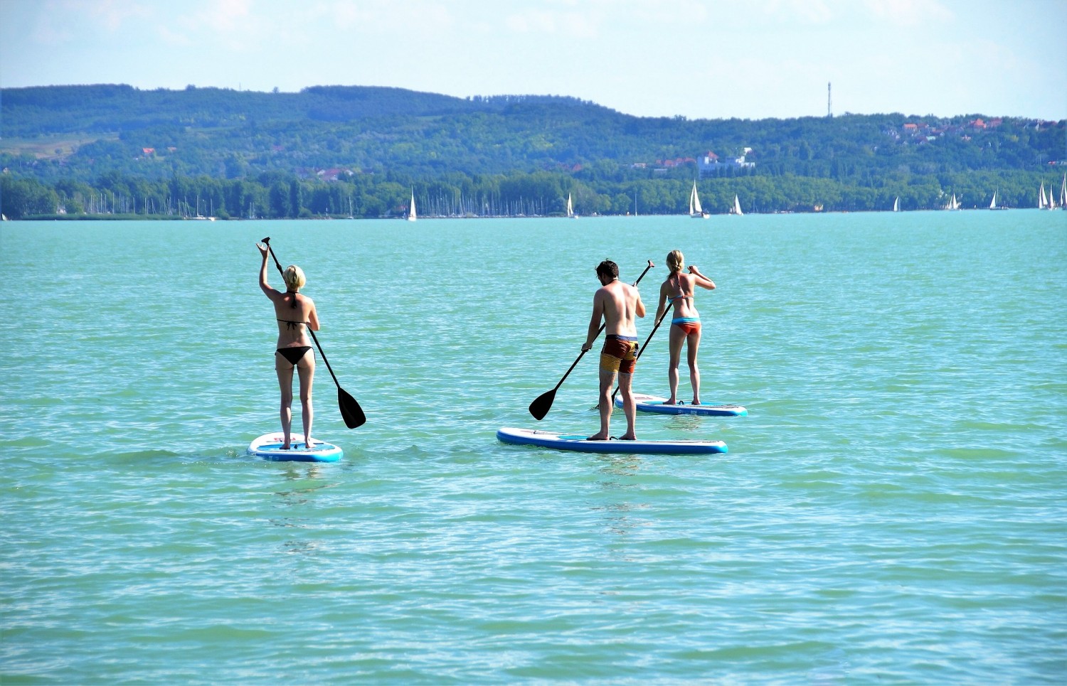 Életveszélyes karókra figyelmeztetik a SUP-osokat a Balatonnál