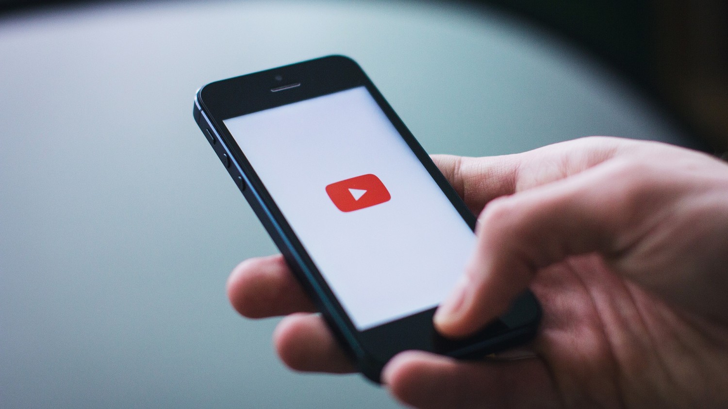 A YouTube leszámol az álhírekkel
