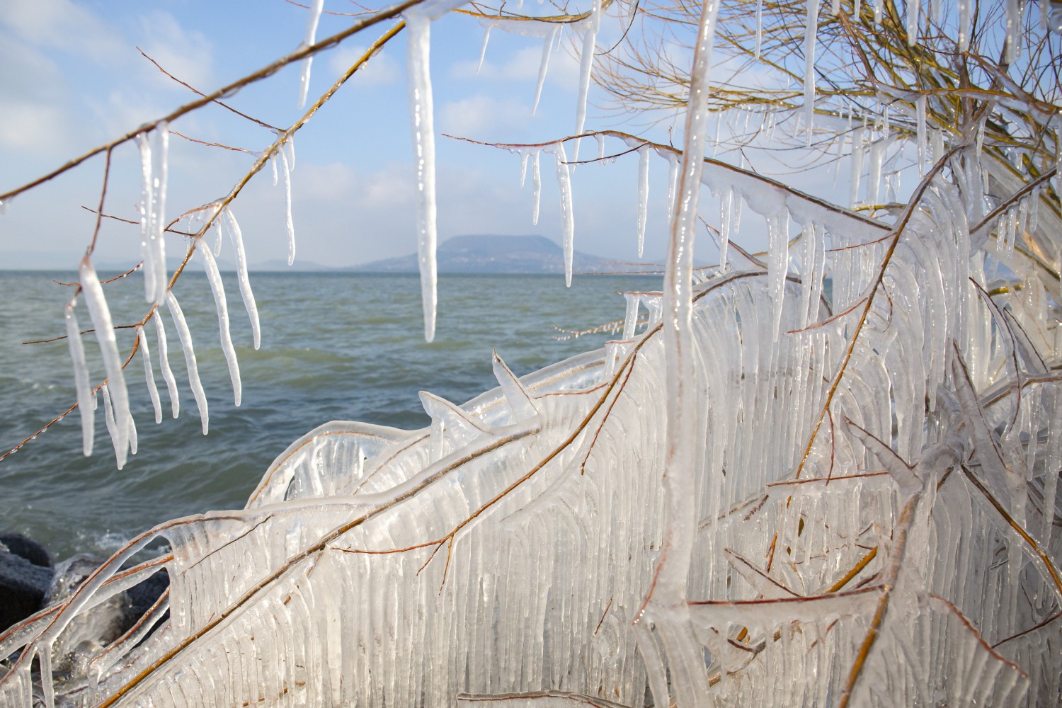 Csodálatos látványt nyújt a jeges Balaton, de rámerészkedni életveszélyes