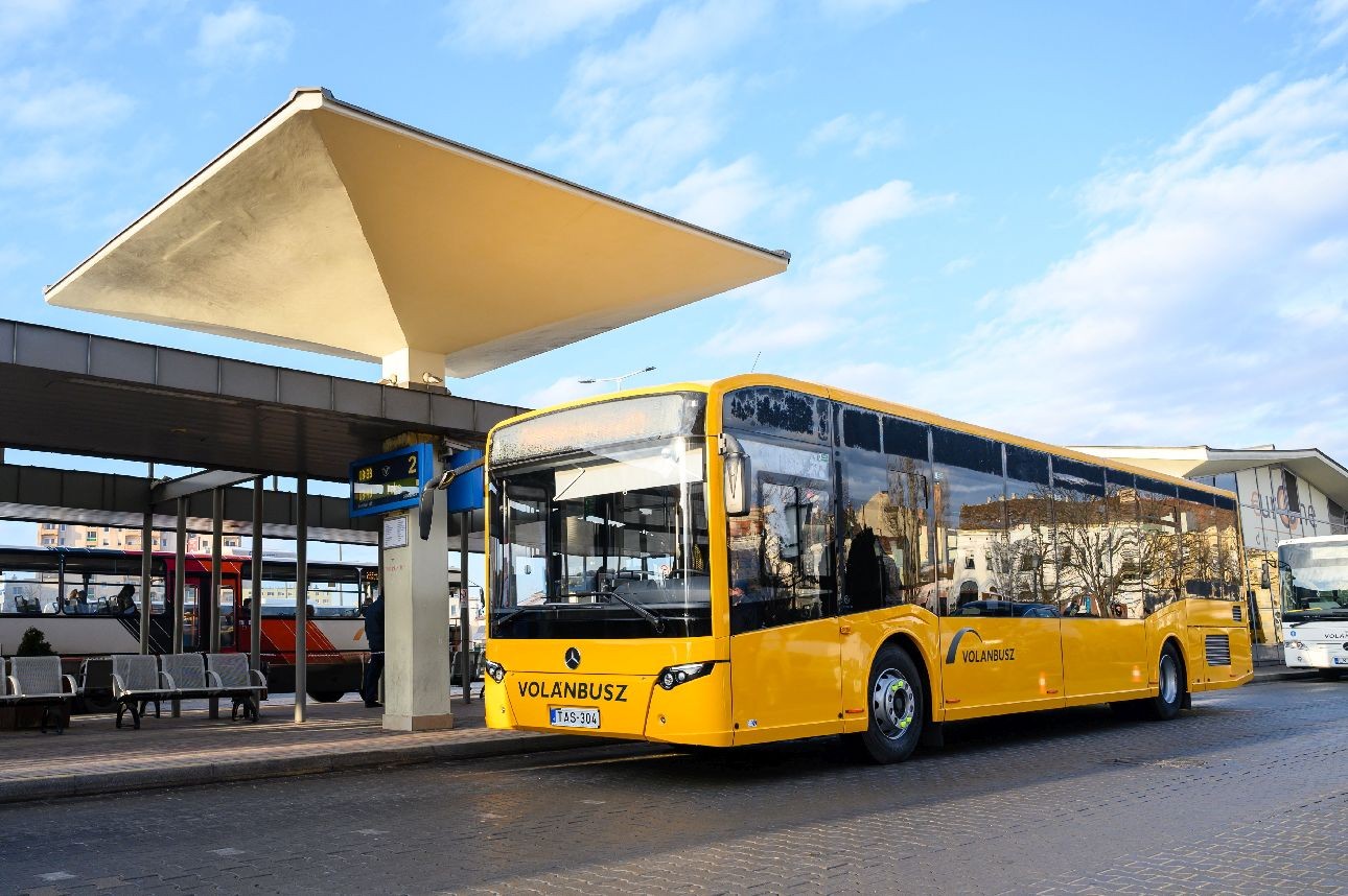 Változik a vonatok és a buszok menetrendje a hosszú hétvégén