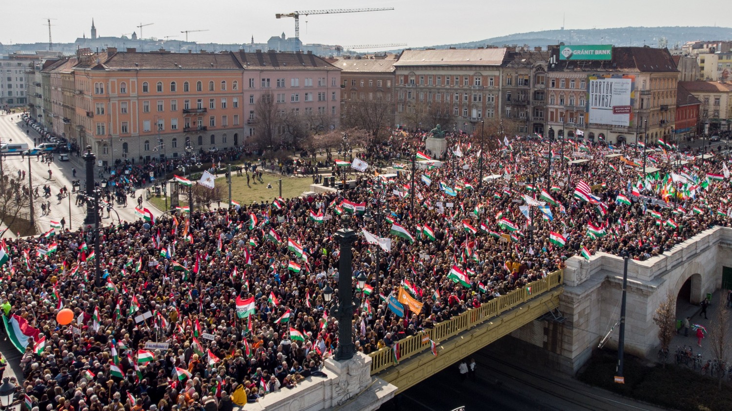 Elindult a Békemenet, a Kossuth téren Orbán Viktor mond beszédet