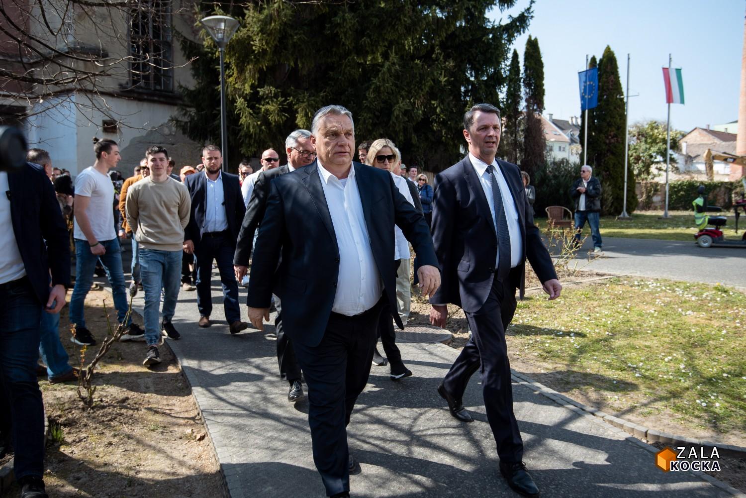 Orbán: Csak a Fidesz tudja megvédeni a hazát és a családokat