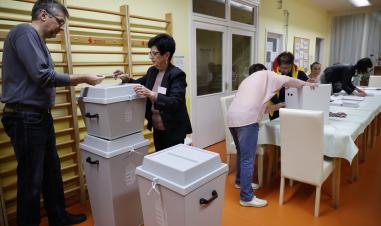 Kinyitottak a szavazókörök, megkezdődött az országgyűlési választás