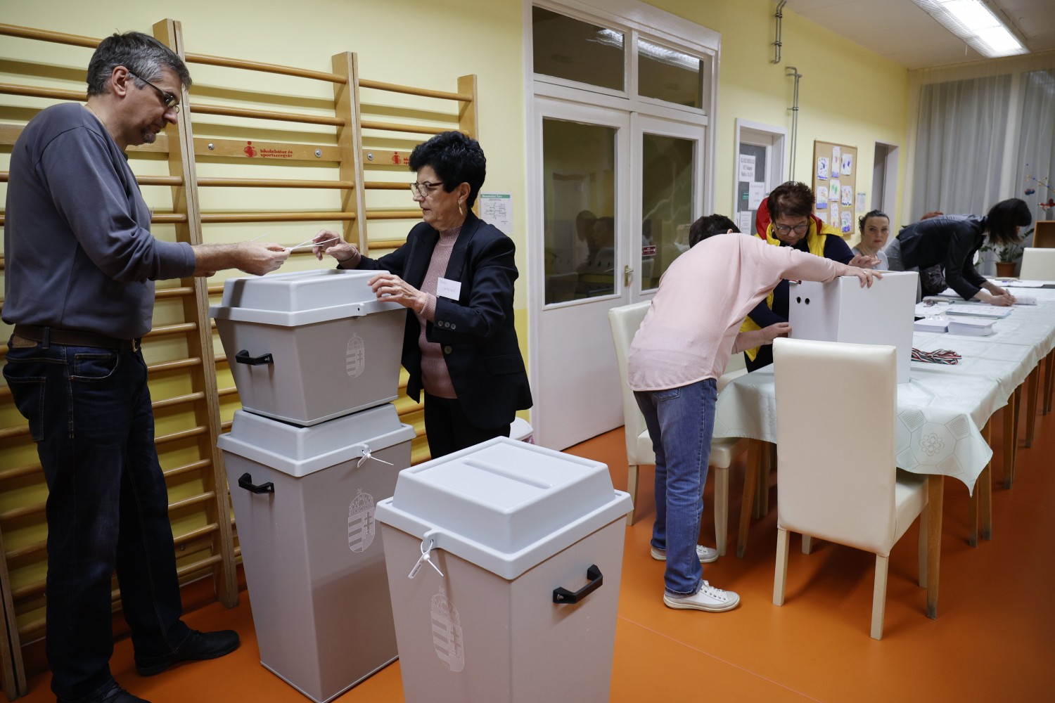Kinyitottak a szavazókörök, megkezdődött az országgyűlési választás