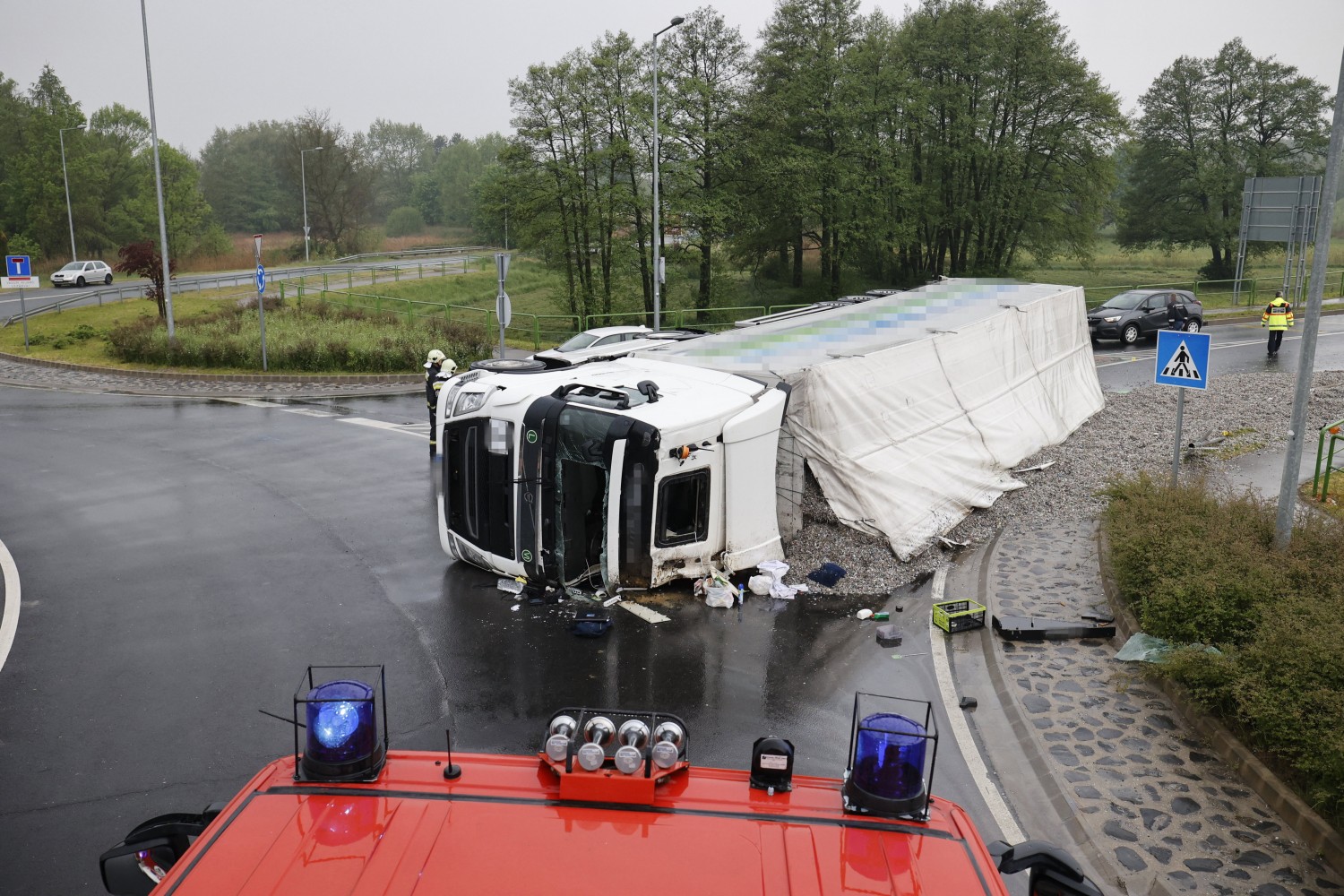 Felborult vontatójában halt meg egy teherautó-sofőr Nagykanizsán