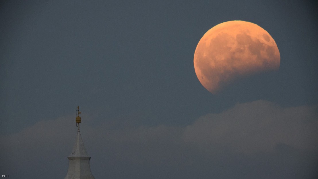 Holdfogyatkozásra ébredünk hétfőn: vörössé válik égi kísérőnk