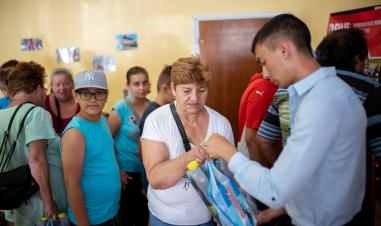 Tartós tejet és üdítőitalt osztott a DRVE a rászoruló családoknak