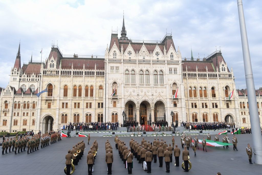 Felvonták a nemzeti lobogót az Országház előtt