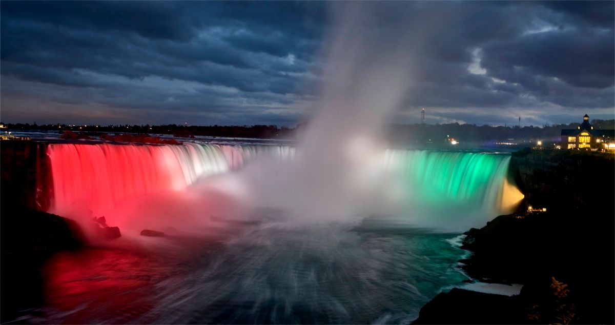 Látni kell, hogyan pompázik a Niagara-vízesés magyar színekben!