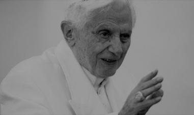 Elhunyt XVI. Benedek pápa