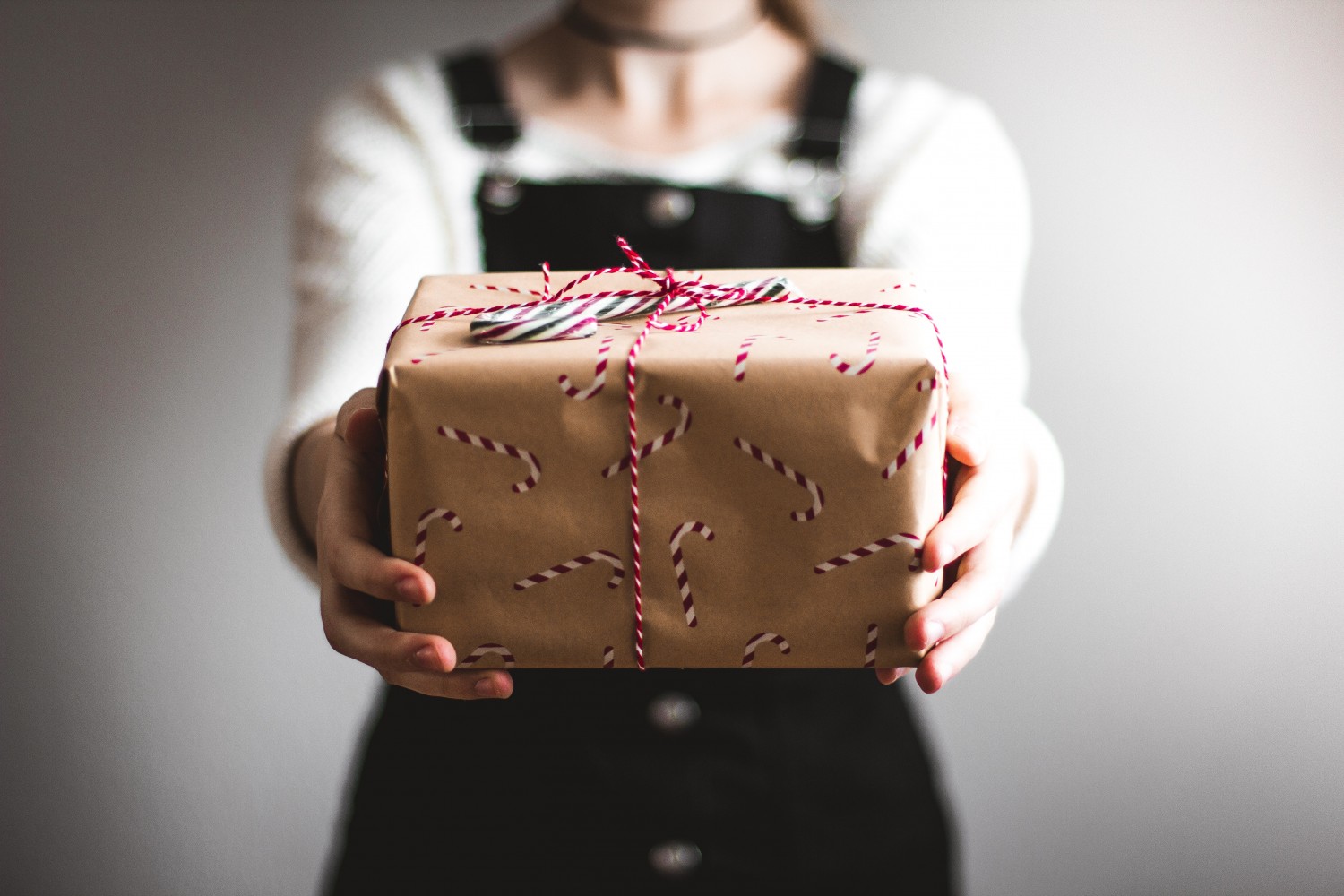 Magyar Posta: a karácsonyra szánt csomagokat december 20-ig adják postára