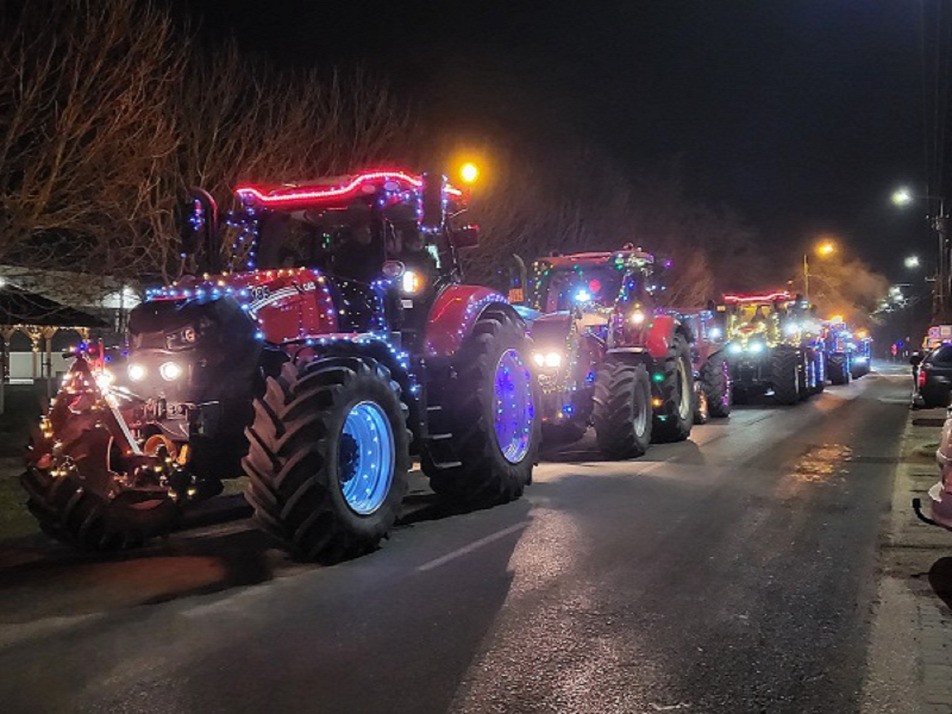 Karácsonyi díszbe öltözött traktorok robogtak Aba utcáin