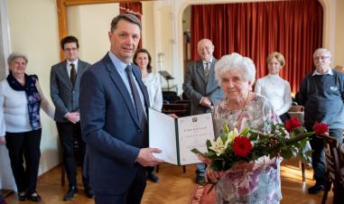 Miniszterelnöki emléklapot és virágcsokrot is kapott a 90 éves Éva néni