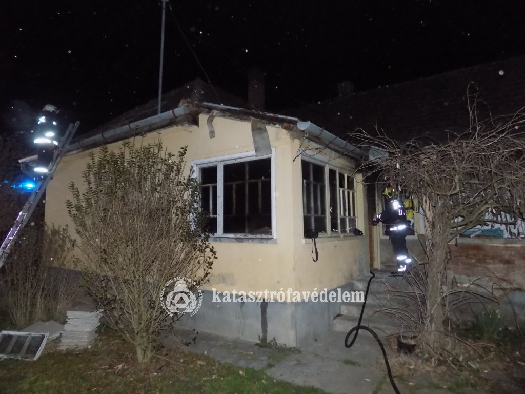 Kigyulladt egy ház Szentgyörgyváron, holttestet találtak a tűzoltók