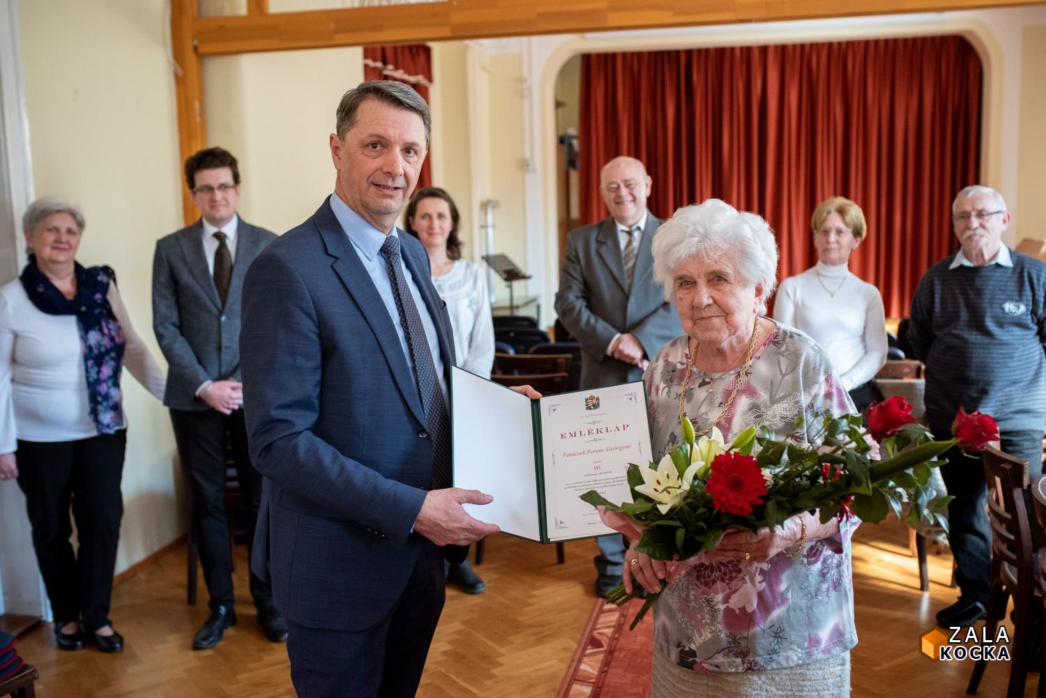 Miniszterelnöki emléklapot és virágcsokrot is kapott a 90 éves Éva néni