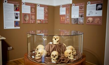 Az élők és holtak „lakóhelyét” is bemutatja a Thúry György Múzeum legújabb kiállítása