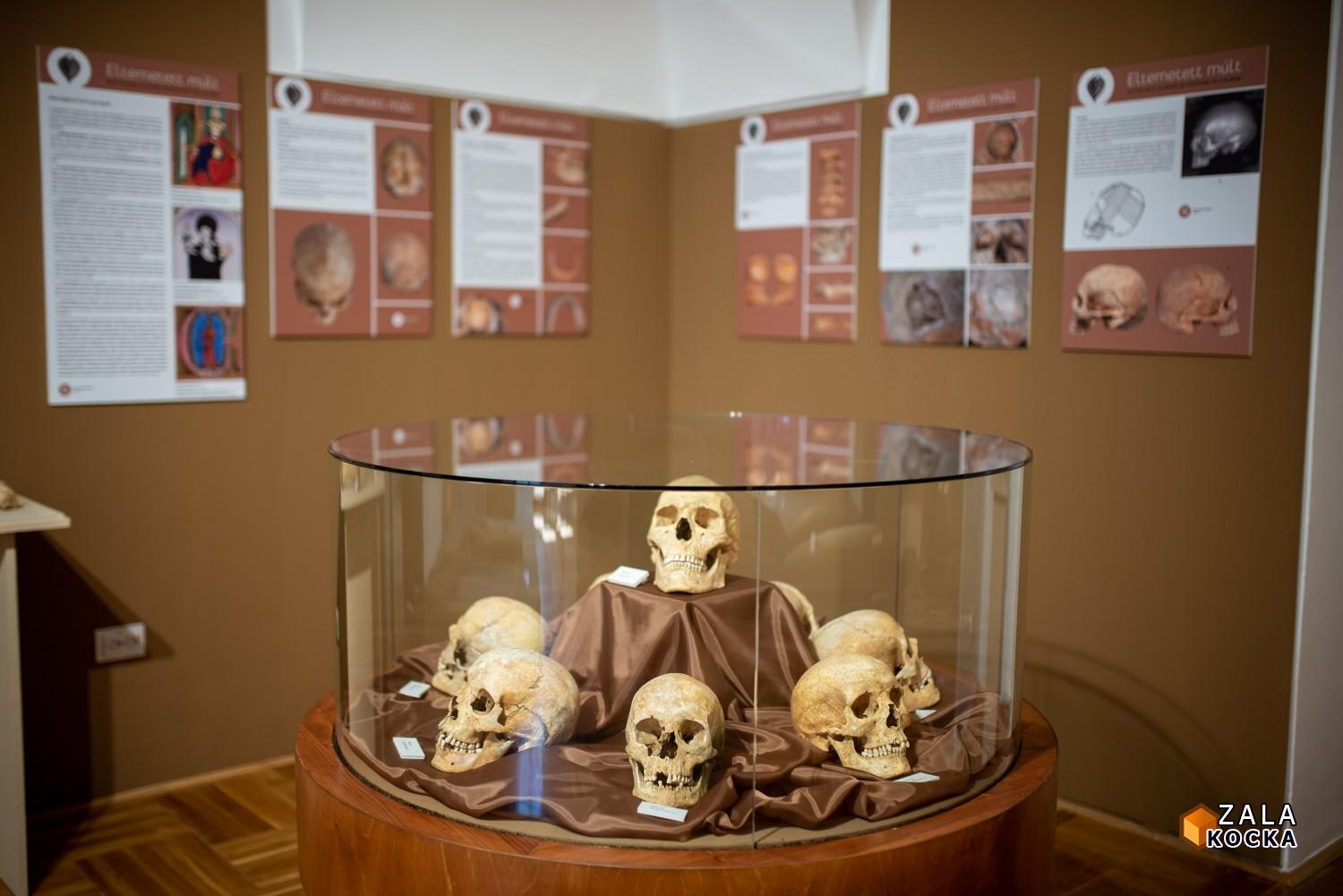Az élők és holtak „lakóhelyét” is bemutatja a Thúry György Múzeum legújabb kiállítása