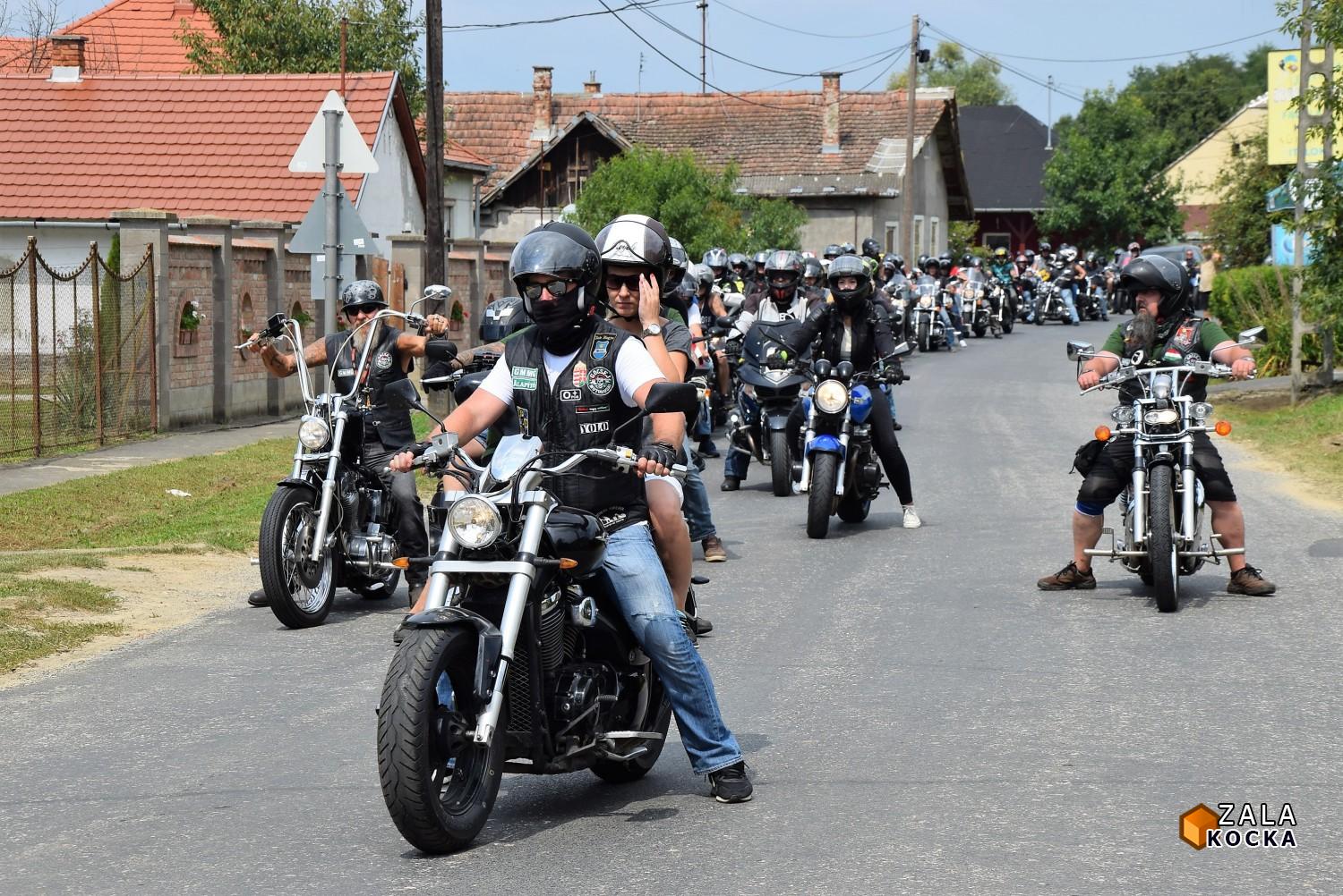 A motorok mellett a rockzene is zúgott Gutorföldén