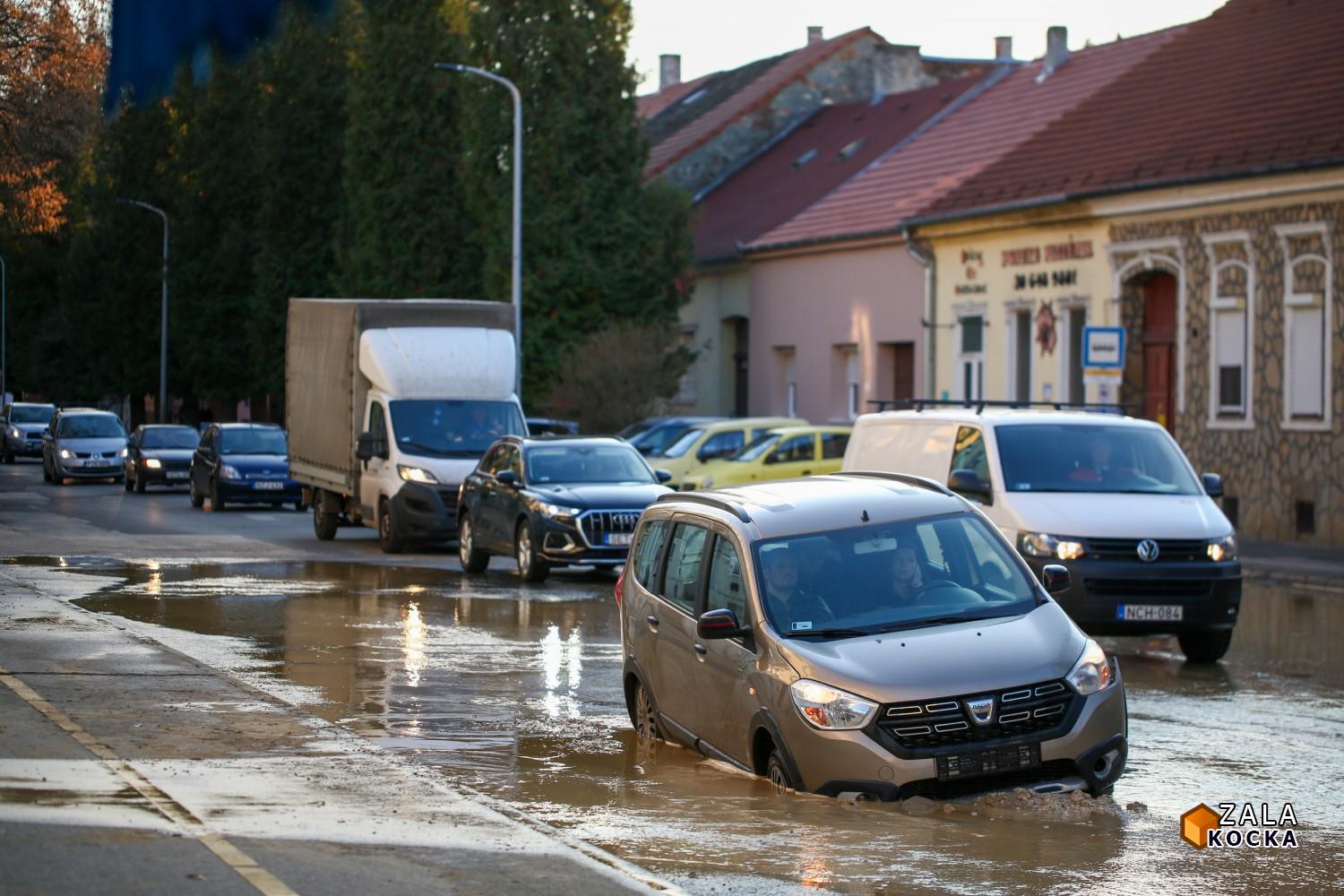 Csőtörés miatt beszakadt az úttest a Csengery utcában